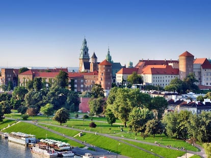 Vista de la colina de Wawel Hill, en Cracovia, con las torres de la catedral al fondo.