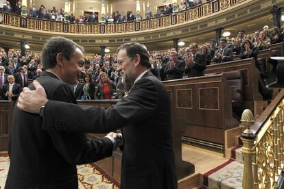 Sesión de investidura de Mariano Rajoy en el Congreso de los Diputados el 20 de diciembre de 2011. En la imagen, Rajoy saluda al expresidente del Gobierno, José Luis Rodríguez Zapatero, tras ser investido presidente.