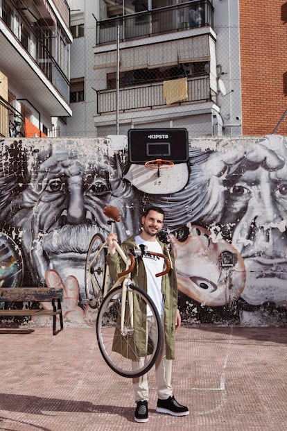 Alberto Montenegro viste camiseta de Levi’s, chaqueta de Gant, pantalón de Dockers, zapatos de Dior Men y riñonera de Eye/Loewe/ Nature.