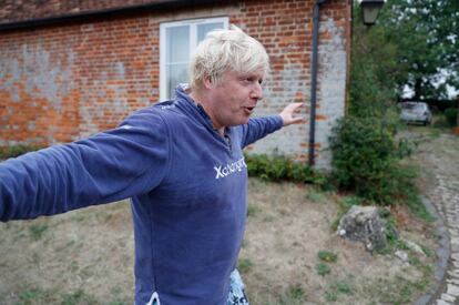 El exministro británico de Exteriores, Boris Johnson, en su casa de Oxfordshire (Reino Unido) el pasado domingo
