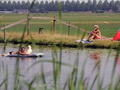Un hombre se baña en un canal de Zoterwoude, en Holanda.