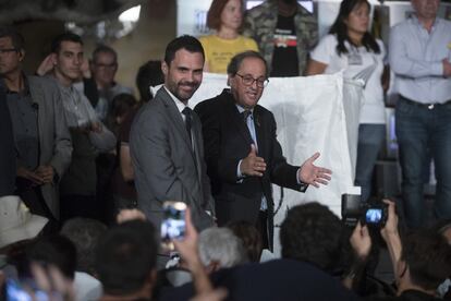 El presidente de la Generalitat Quim Torra y el presidente del Parlament Roger Torrent reciben a los manifestantes.