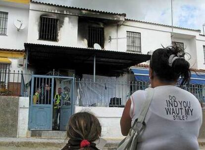 Aspecto de la fachada de la vivienda tras el incendio en el que murieron seis personas.