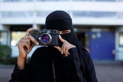 Amina, de 24 años, vestida con 'niqab' e integrante del grupo de Mujeres que Dialogan, utiliza una cámara de fotografía en Copenhague (Dinamarca), el 20 de julio.