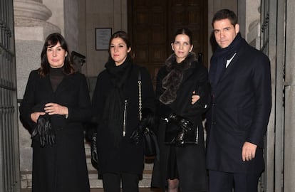 Alfonso de Borbón con su mujer (a su lado), su hermana y su madre en el funeral de Carmen Franco.