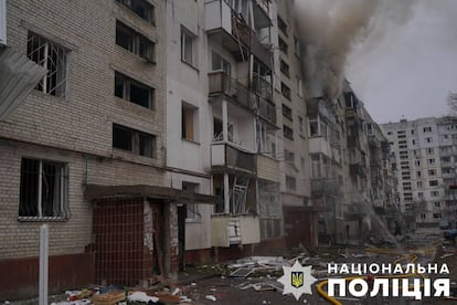 Varios edificios residenciales alcanzados por el ataque ruso contra la ciudad ucrania de Sumi esta mañana.