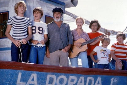 Antonio Ferrandis y Mara Garraln, en el centro de la imagen, con otros de los protagonistas de la serie 'Verano azul' (1981-1982), de Antonio Mercero.