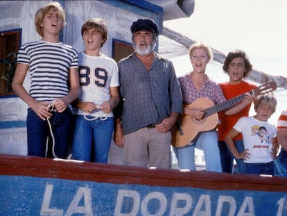 Antonio Ferrandis y María Garralón, en el centro de la imagen, con otros de los protagonistas de la serie 'Verano azul' (1981-1982), de Antonio Mercero.