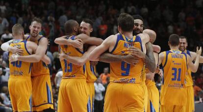 Los jugadores del Gran Canaria celebran la victoria ante el Valencia