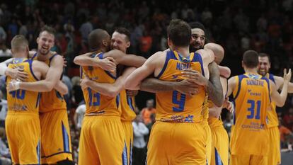 Los jugadores del Gran Canaria celebran la victoria ante el Valencia