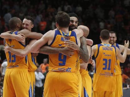 Los jugadores del Gran Canaria celebran la victoria ante el Valencia