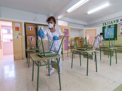 Dos limpiadoras del Ayuntamiento de Murcia en el colegio San Juan, el 28 de agosto.