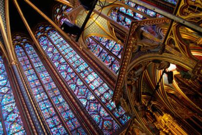 Vidrieras de la basílica gótica de Saint-Denis, en el distrito parisiense del mismo nombre.