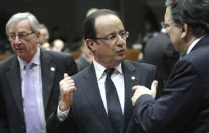 El primer ministro de Luxemburgo, Jean-Claude Juncker (izda), el presidente francés François Hollande (c), y el presidente de la Comisión Europea, José Manuel Durao Barroso, participan en la reunión de la Comisión Europea celebrada en Bruselas, Bélgica. EFE/Archivo