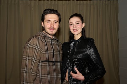 Brooklyn Peltz-Beckham y Nicola Peltz-Beckham, el 24 de febrero de 2025, durante la semana de la moda de Londres (Reino Unido).