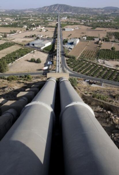 Tuberías de conducción de agua del trasvase Tajo- Segura, a su paso por Orihuela (Alicante).