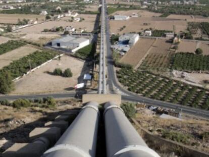 Tuberías de conducción de agua del trasvase Tajo- Segura, a su paso por Orihuela (Alicante).