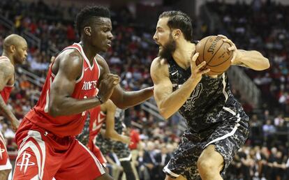 Lauvergne protege el bal&oacute;n de Clint Capela.