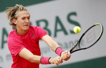 Sebastian Korda devuelve de revés durante un partido en Roland Garros.