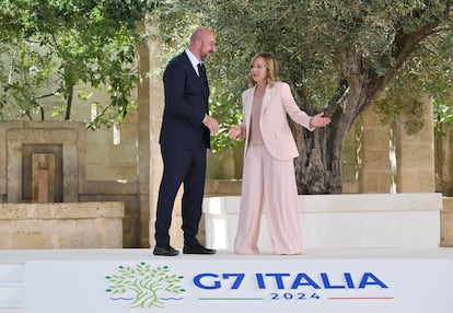 La primera ministra italiana, Giorgia Meloni, saluda a Charles Michel, presidente del Consejo Europeo a su llegada a la cumbre del G-7 que se celebra en  Borgo Egnazia. 