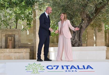 La primera ministra italiana, Giorgia Meloni, saluda a Charles Michel, presidente del Consejo Europeo a su llegada a la cumbre del G-7 que se celebra en  Borgo Egnazia. 