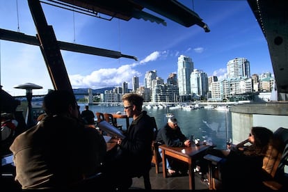 Terraza de The Sand Bar en la isla de Granvill.