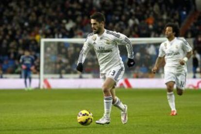 Isco conduce el esférico con Marcelo (que no jugará el derbi) detrás.