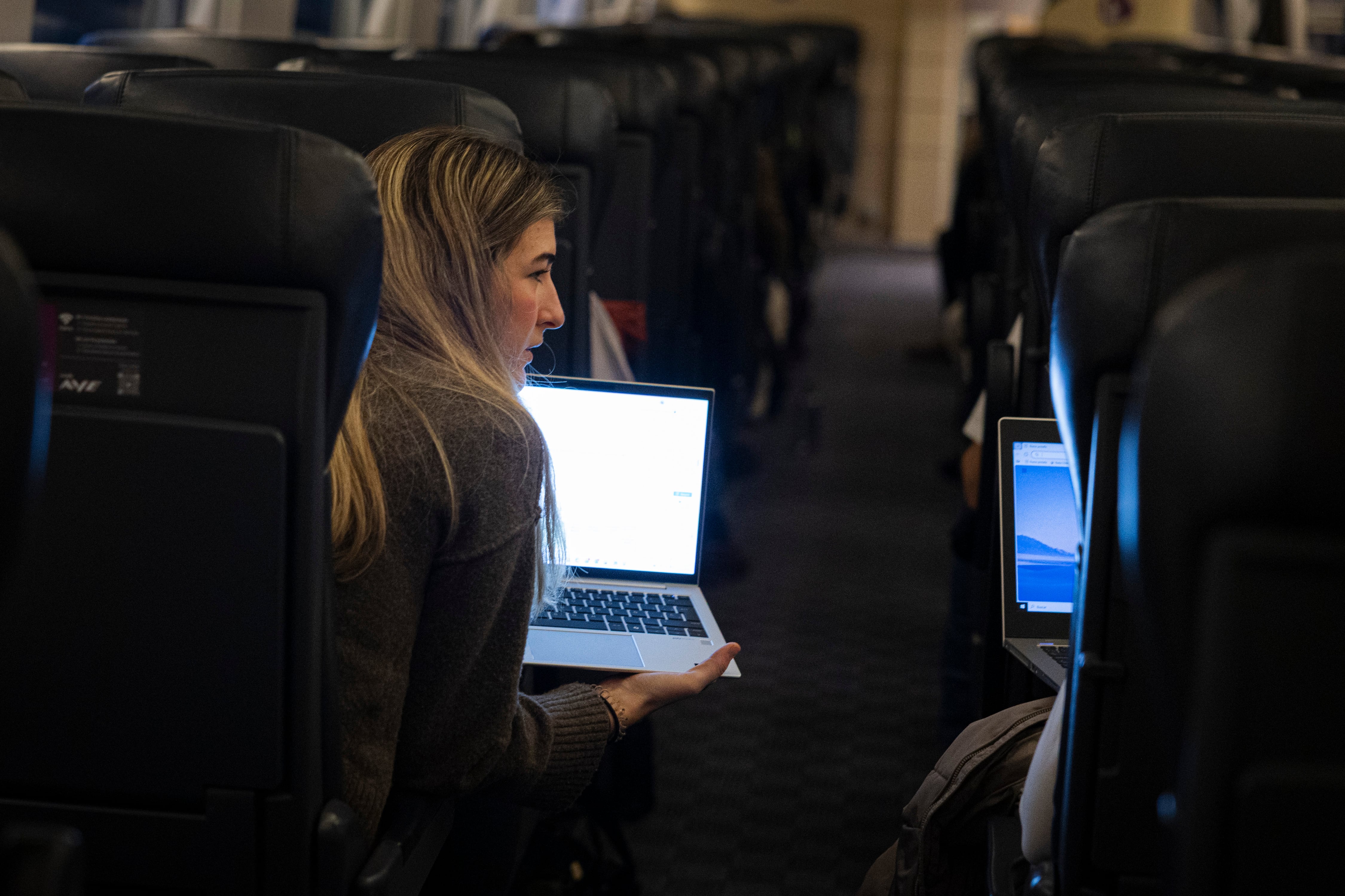La pasajera Inés Escanero trabaja con su ordenador durante el trayecto del AVE entre Barcelona y Madrid.