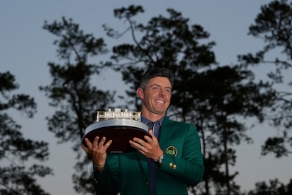 McIlroy, con el trofeo y la chaqueta verde.