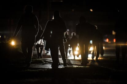 Un grupo de personas caminaban el jueves por una calle oscura de Kiev, durante uno de los apagones decretados por el Gobierno para ahorrar energía tras la destrucción de las centrales eléctricas ucranias por ataques rusos.