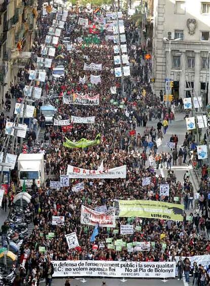 La manifestación de Barcelona a su paso por la calle de Pelai.