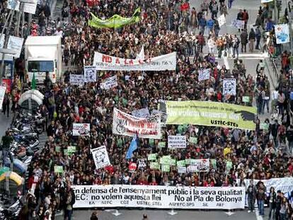 La manifestación de Barcelona a su paso por la calle de Pelai.