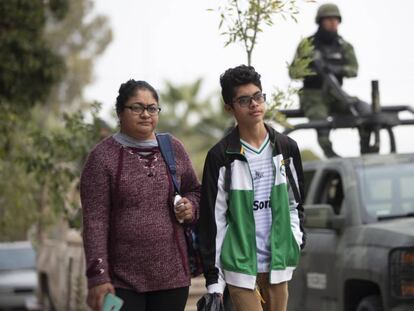 Una madre con su hijo, en Torreón, ciudad en la que ocurrió el tiroteo en un colegio. 