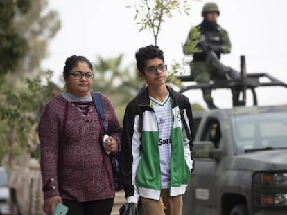 Una madre con su hijo, en Torreón, ciudad en la que ocurrió el tiroteo en un colegio.