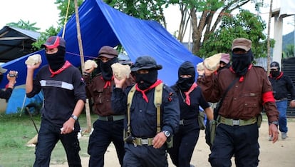 Mois&eacute;s (en primer t&eacute;rmino) en el homenaje a un zapatista asesinado.