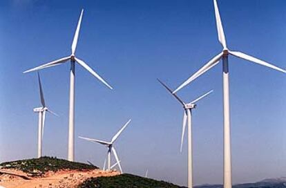 Molinos del parque de energía eólica de Buñol (Valencia).