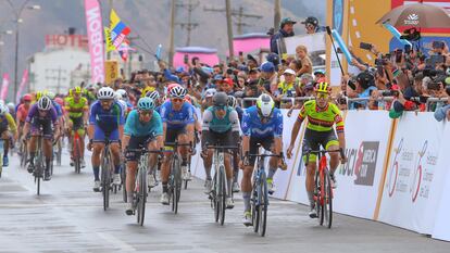 Gaviria (segundo por la derecha) baja la cabeza al ganar en Paipa.