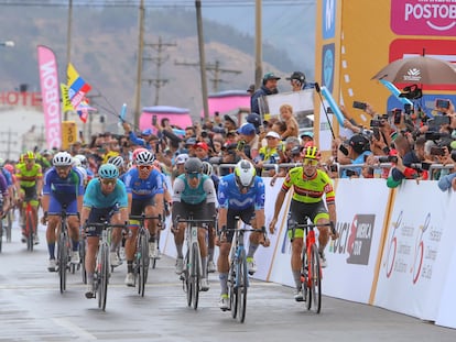 El ciclista Gaviria baja la cabeza al ganar en Paipa