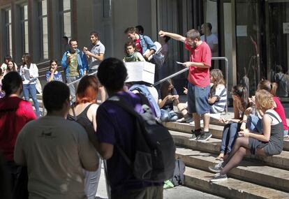 Estudiantes concentrados en la Universitat de València.