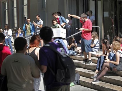 Estudiantes concentrados en la Universitat de València.