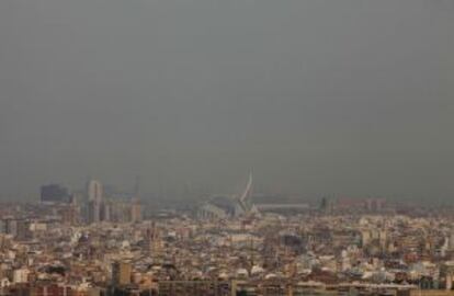 Una densa humareda se extiende sobre la ciudad de Valencia, a 50 kilómetros del fuego.