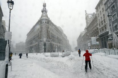 Un esquiador en la calle de Alcalá, junto al edificio de Canalejas.