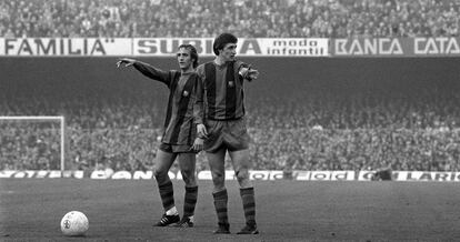 Cruyff junto a Neeskens en un partido con el Bar&ccedil;a en el Camp Nou.