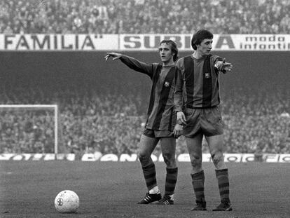 Cruyff junto a Neeskens en un partido con el Bar&ccedil;a en el Camp Nou.