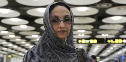La activista saharaui Aminatu Haidar en el aeropuerto de Barajas durante una visita a Madrid.