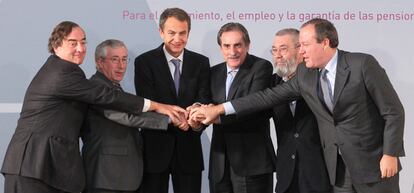 De izquierda a derecha, Rosell, Toxo, Zapatero, Gómez, Méndez y Terciado durante la firma del pacto en La Moncloa.