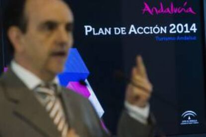 El consejero andaluz de Turismo y Comercio, Rafael Rodríguez, durante la rueda de prensa ofrecida hoy en la sede de Turismo Andaluz en Málaga, donde ha presentado el plan de acción de Promoción Turística del destino de Andalucía para el año 2014.