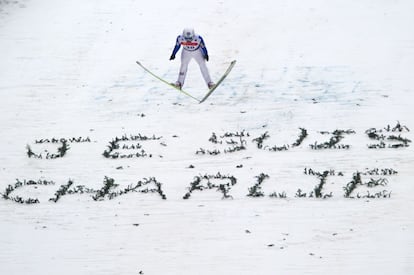 El noruego Joergen Graabak se eleva sobre un mensaje que dice: "Je suis Charlie", durante la Gundersen individual de la Copa Mundial combinada nórdica en Chaux-Neuve, el este de Francia.