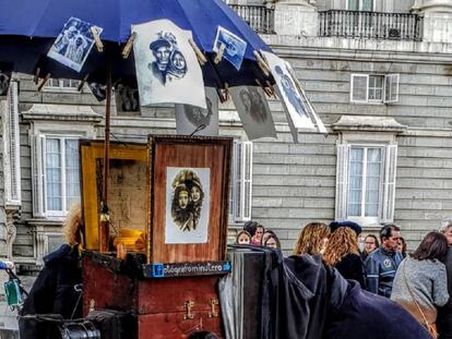 Un fotógrafo callejero en los alrededores de la Plaza de Oriente.