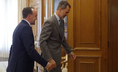 El rey Felipe VI y José Javier Esparza, esta mañana.